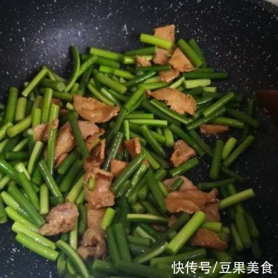 好吃不贵的蒜薹炒肉丝做法，超级入味，老人小孩都爱吃