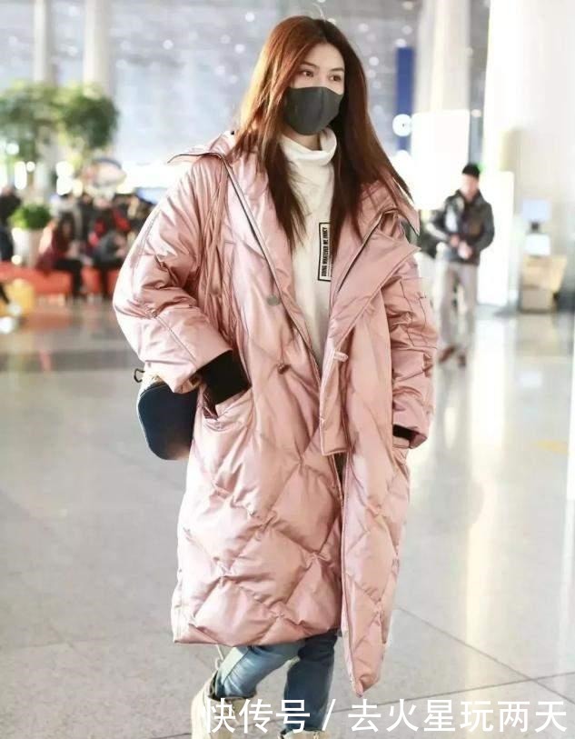 羽绒服|女人买羽绒服时,建议选这3个“显白色”,时髦保暖,明星也爱穿