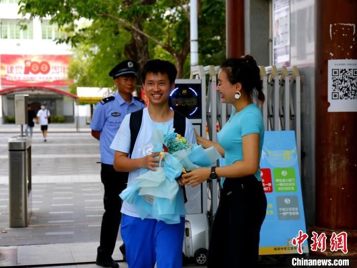 考场|中国“最南”考场三亚：亲友棒棒糖做花迎考生