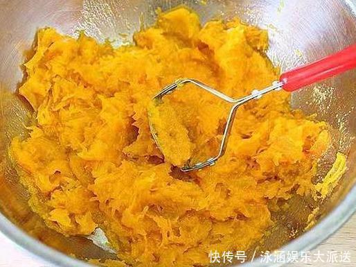 用筷子搅|教你电饭锅蒸发糕,1碗玉米面加2个鸡蛋,出锅比蛋糕好吃