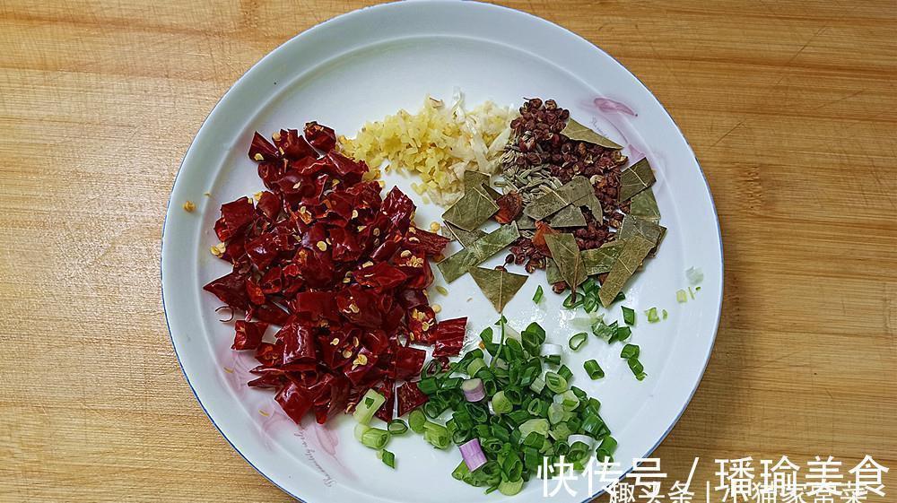 这条草鱼二十元,把它做成“酒鬼鱼”,麻辣鲜香,不错的下酒菜