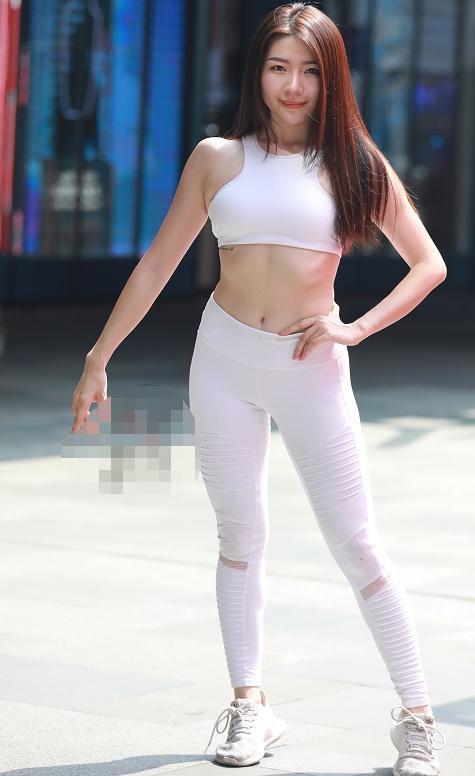 位美女|街拍身穿短裤的美女，不是腿长就是有漫画腿，走哪儿都倍有面！