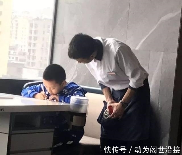 “海底捞太tm可怕了竟然还教小学生做作业”哈哈哈哈