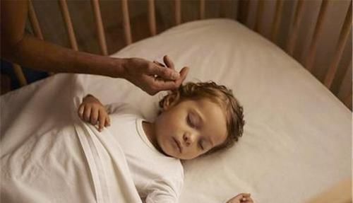 小宝宝|宝宝坚持“举手”睡觉是何原因？懂了这三点，就不会无谓担心了