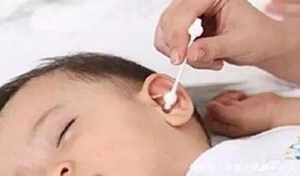 小男孩|孩子生下来就没掏过耳朵,又长又宽的耳屎堵住耳道,家长需警惕