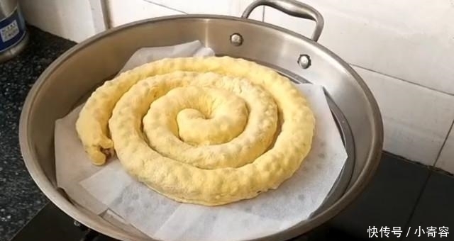 玉米面|玉米面最新做法,简单卷一卷,再上锅蒸一下,做好比面包还好吃!