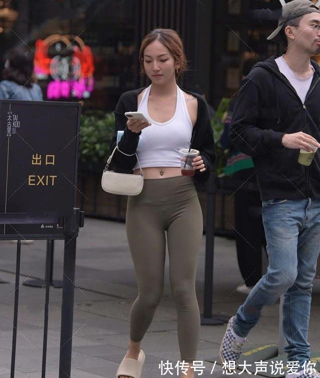 百搭裤 白色打底搭配深色修身裤,修身高挑,活泼减龄,充满动感!