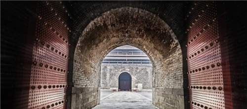 士兵|古代城门为啥要往里开而不是往外开的?敌人入侵时,不是更容易撞开吗?