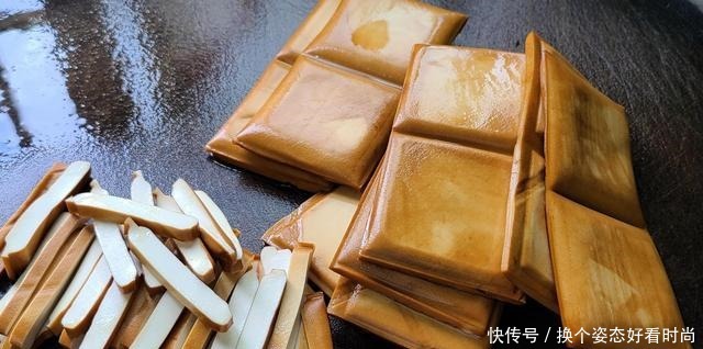 美味|几块钱的香干,和蒜苗、猪肉简单一炒,出锅下饭又美味