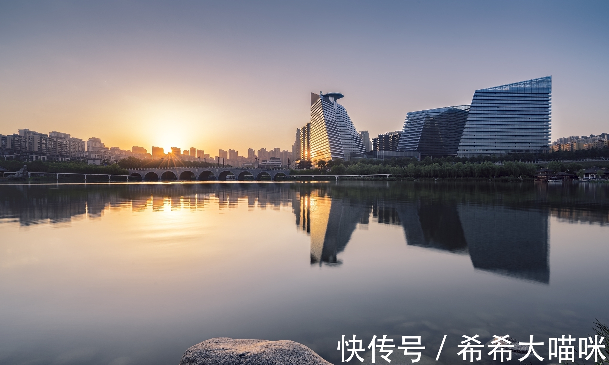 左拾遗|杜甫的《曲江》名篇,首联深受人喜爱,有何妙处?