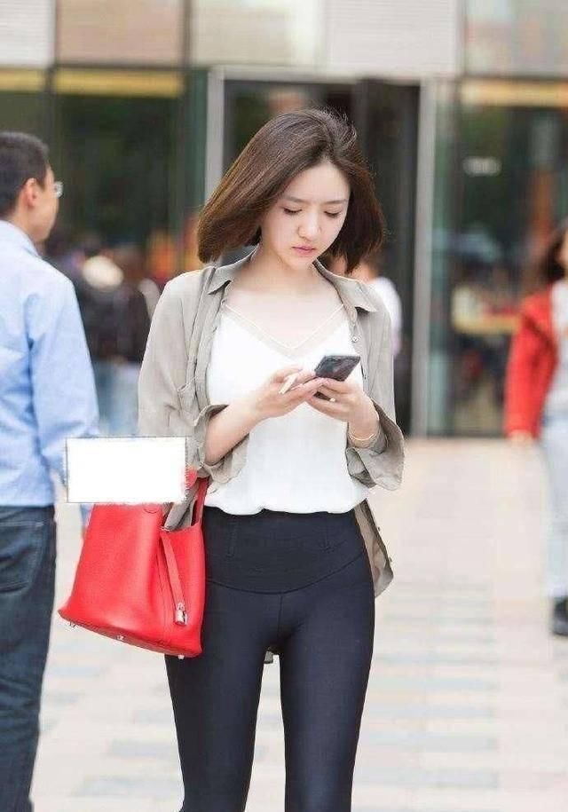 街拍紧身衣牛仔裤勾勒出美女的曼妙身材回头率杠杠滴