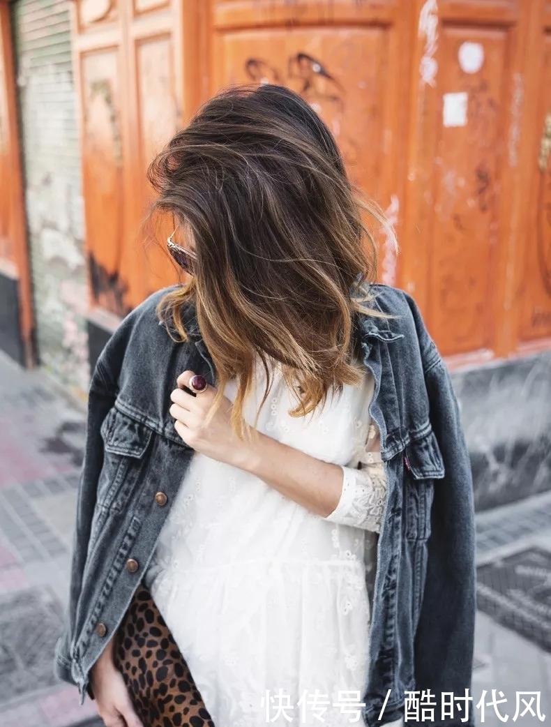 冬天流行的除了大衣,还有牛仔和卫衣,都是必备单品