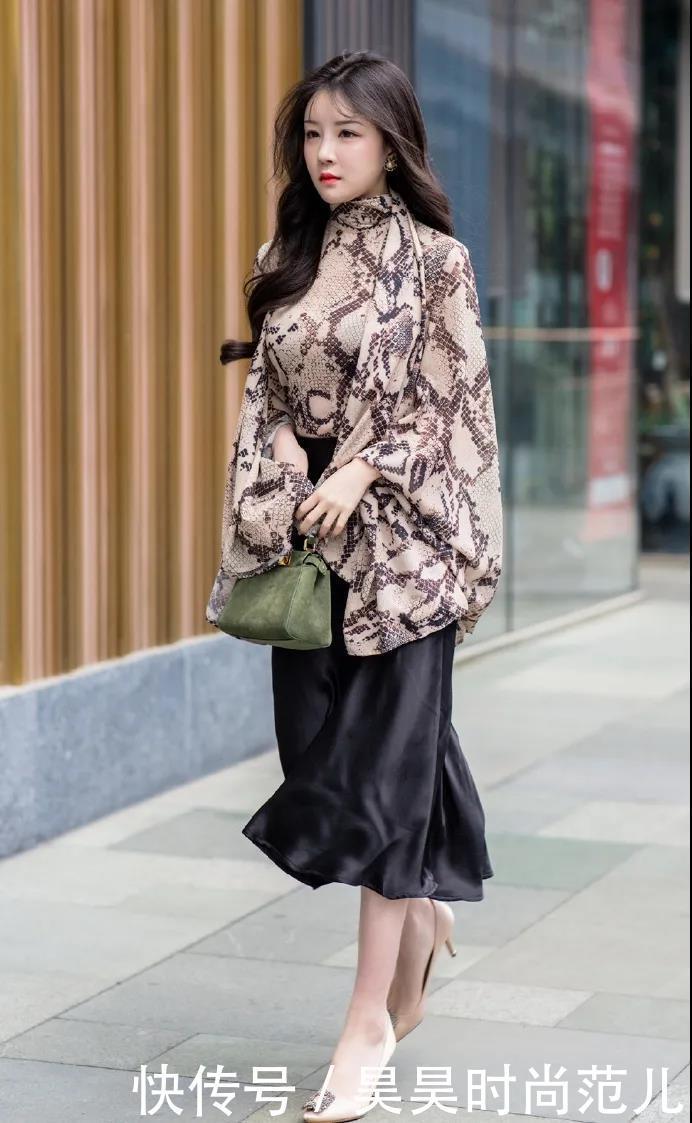 轻薄蝙蝠衫搭配黑色半身裙,简单随性的穿搭方