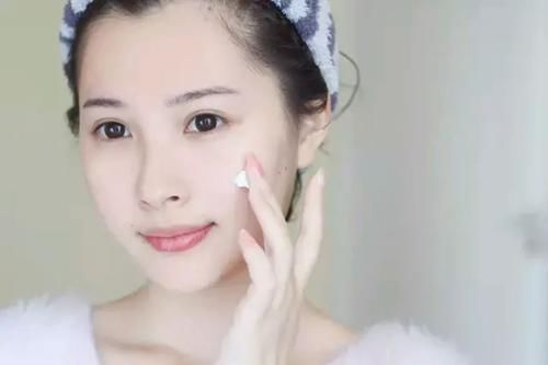 女性在睡觉前，坚持做好这几个保养动作，你的皮肤自然会白皙嫩滑