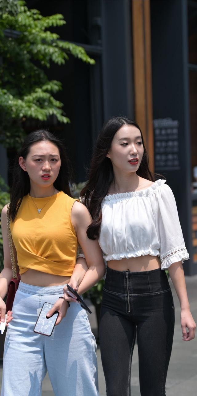 水洗|牛仔裤是百变的时尚单品,闺蜜选择了不同的款式,风格差异非常大