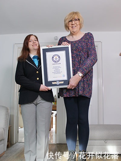 女子拥有一双32厘米的大脚，从来没穿过女鞋，只有一次在婚礼