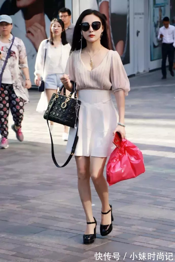 身上穿着|时尚女生搭配高跟鞋,彰显女性的独特魅力