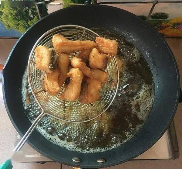 炸酥鱼|炸酥鱼别再用淀粉和面粉了,用它裹浆,酥鱼外酥里内,很好吃