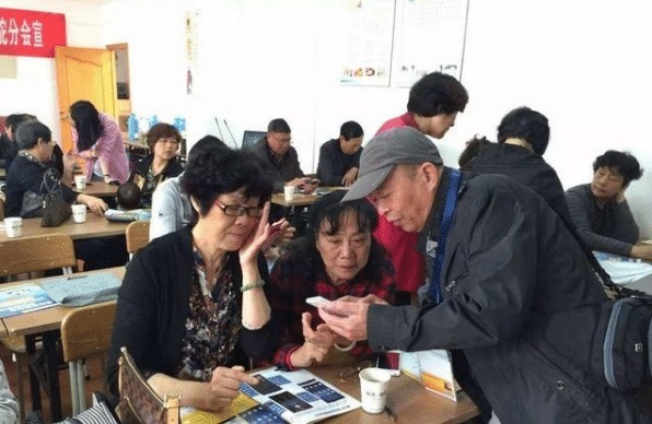 老太|怀疑是假币,收银员撕毁7旬老太百元钞,家属验2次都是真的