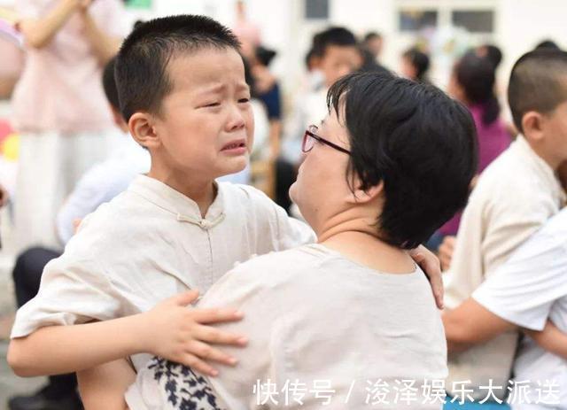 童年时期|为什么宝宝被骂哭后，仍会伸手让妈妈抱知道原因很心疼