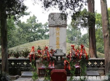 康熙|康熙在孔子墓前不愿行礼,大臣遮住1字,康熙下跪行礼!