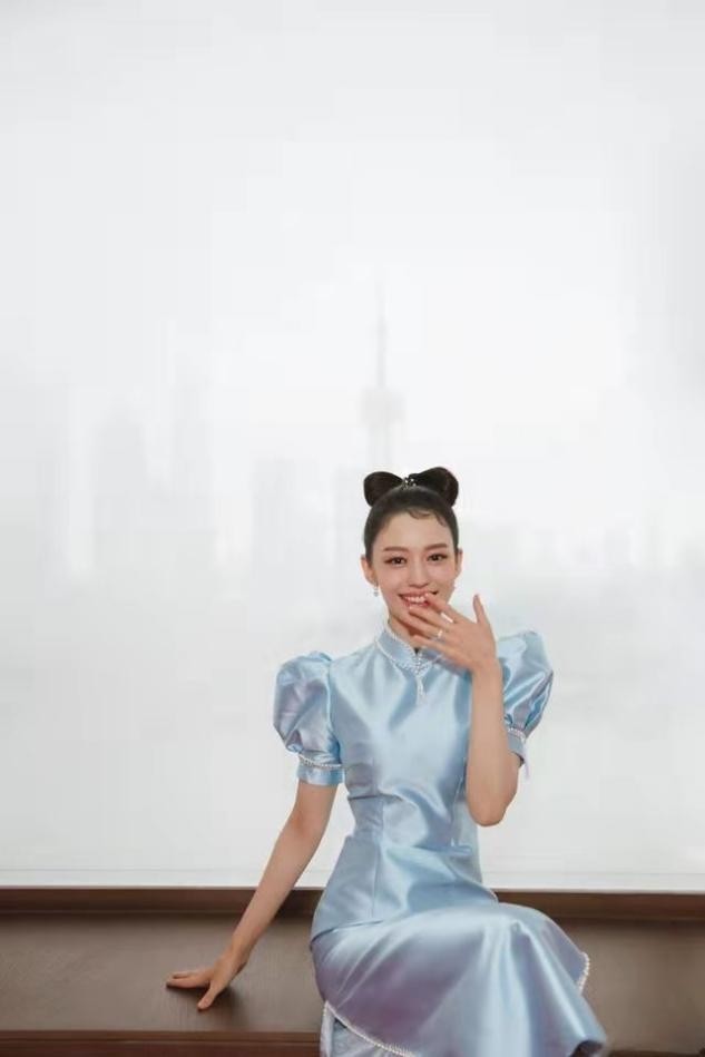 珍珠 吉娜罕见翻车,再穿旗袍秀曲线不输卡戴珊,却被芭比发型拖累