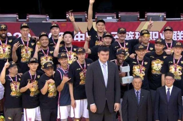 广东男篮|杜锋喜从天降!广东男篮官宣,32分战神归来,郭艾伦情况不妙