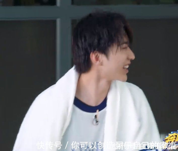 蔡徐坤在《跑男》中下水,脫妝之后素顏引熱議,簡直是內(nèi)娛天花板