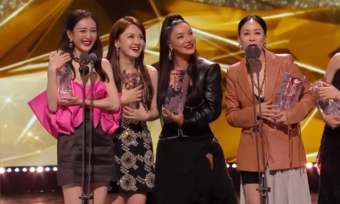 成团夜：那英周笔畅同台，全场高呼周笔畅名字，那英好尴尬