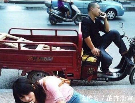 |搞笑图片幽默段子笑话:这是一只悠闲的烤鸡,就是不知道味道怎样