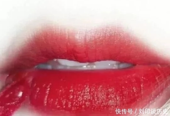 嘴唇|涂口红时千万别“直接抿”,化妆达人教你3招,既好看又“不沾杯”!