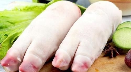 猪蹄挑“大”还是“小”好，很多人买错了，难怪不香不软糯