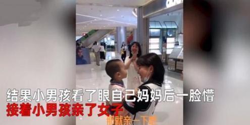 儿子|儿子紧紧抱住陌生阿姨不撒手,亲妈出现后愣住了两个妈妈