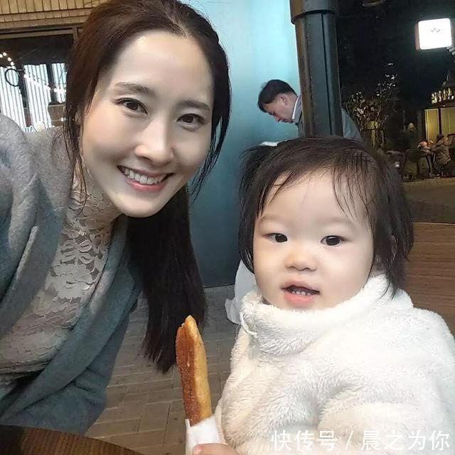 髋部|“韩国最美警花”金瑞熙,马甲线精致,苹果臀吸睛,40岁惊艳依旧