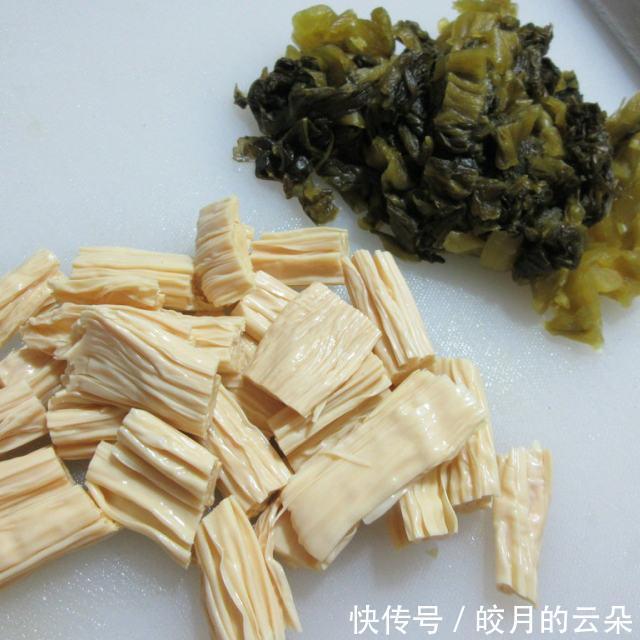 放在案板上|酸菜烧鸭血,酸爽过瘾,十分下饭