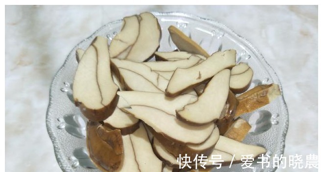 芹菜|三伏天，这道清淡菜要多吃，一盘不过5元钱，香脆又实惠！