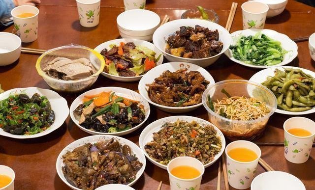 周末亲戚来家里吃饭,弟媳下厨做了11道菜,大伙吃了一锅米饭