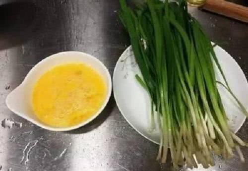 韭菜鸡蛋|韭菜鸡蛋的新吃法,不烙盒子不包饺子,锅里一倒,出锅全家抢着吃