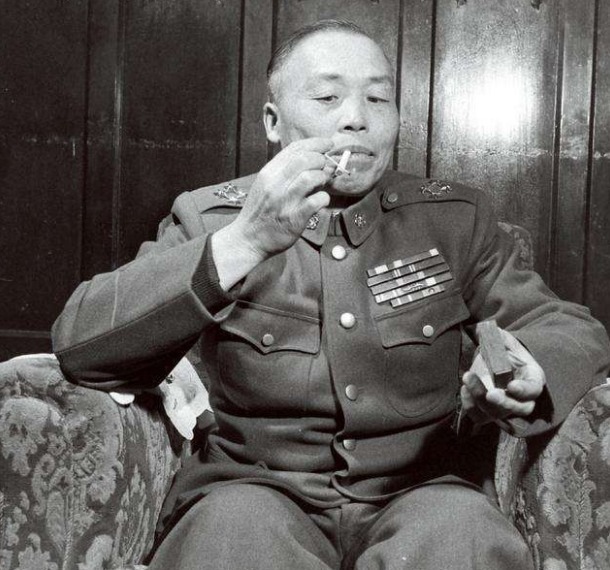 军队|他是实力最强军阀,地位比冯玉祥阎锡山高,老蒋忌惮把他调离军队