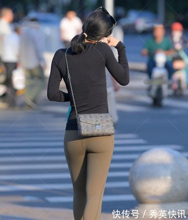 运动装 黑色上衣搭配草绿色瑜伽裤,运动休闲,舒适百搭!