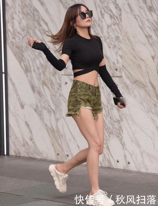 小姐姐穿迷彩热裤秀出小蛮腰,彰显狂野时尚范儿