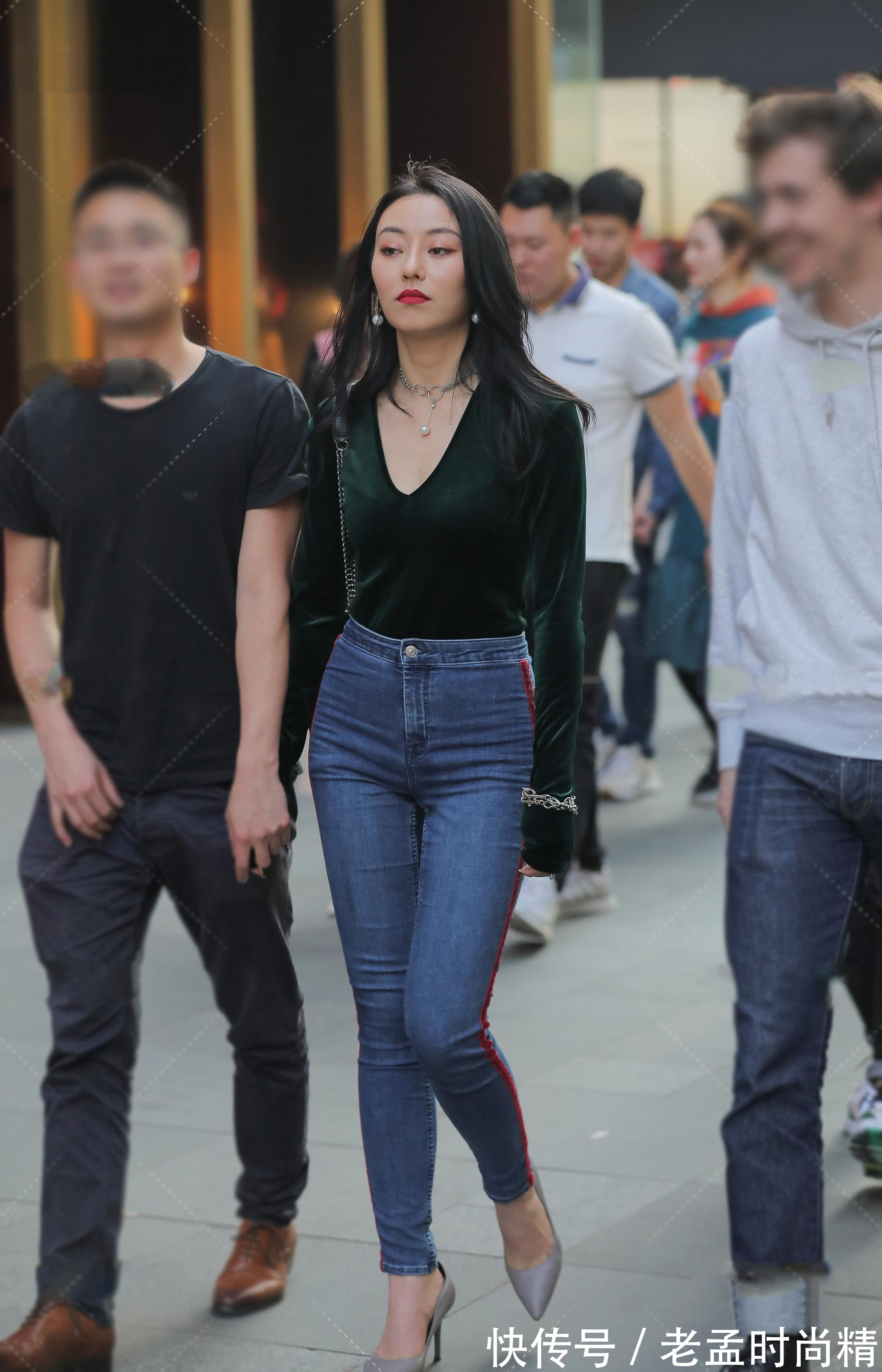 小姐姐|街拍美女:女生爱穿牛仔裤,因为款式简约修身又搭配省心,穿出休闲与大方