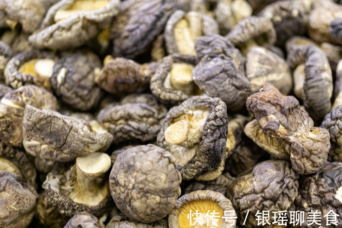 凉水|泡发干香菇，用凉水还是热水教你一招，泡发速度快，营养不流失