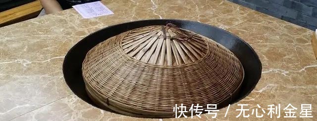 一家10口去吃柴火鸡，一共花了268元，结账时多花了很多钱！