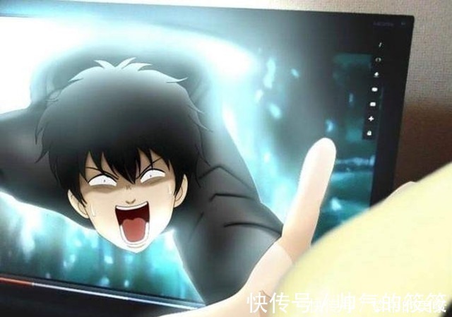 路飞|动漫人物从屏幕里爬出来,路飞想来现实世界冒险却被索隆拖住了