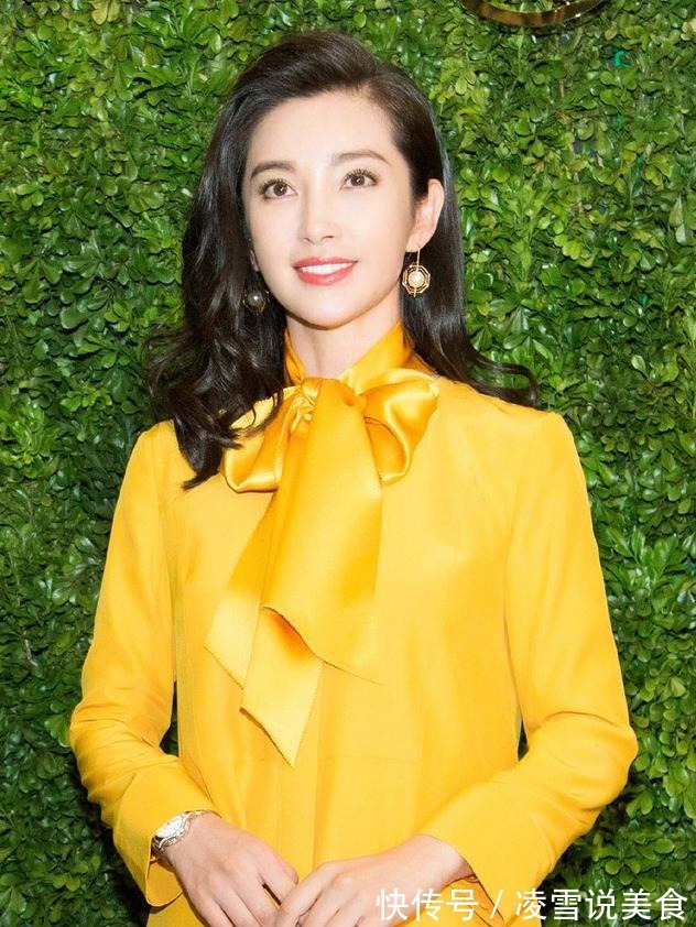 波浪卷 女人过了50就放弃''黑直发''!换上这5种发型,显小10岁都不止