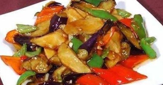 辣炒鸡片，地三鲜，家常红烧豆腐，凉拌海蜇的做法