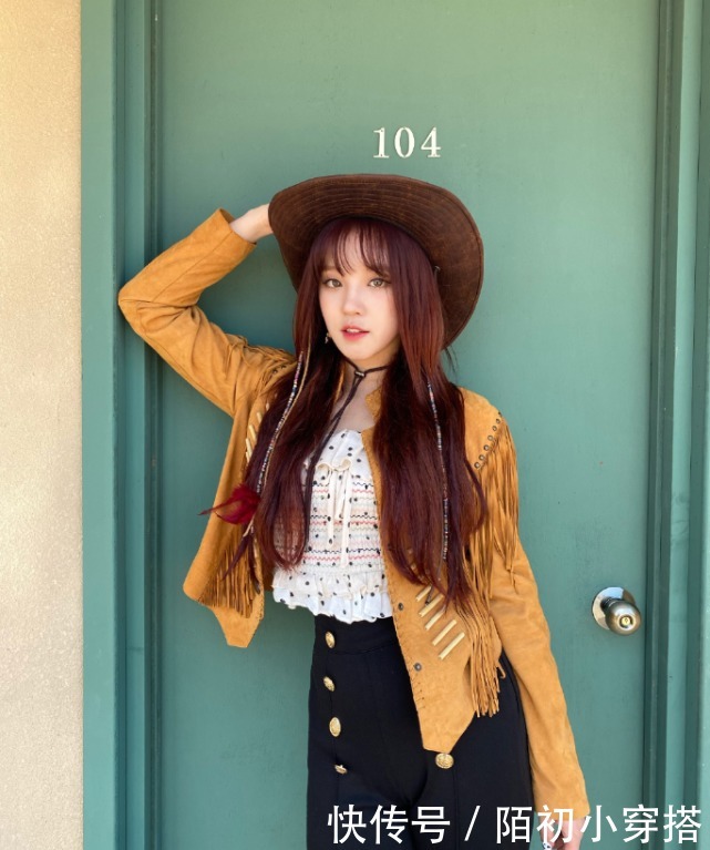 i-dle 宋雨琦为显腰细,故意在露脐装上加星星点缀,秀出“少女腰”太撩了