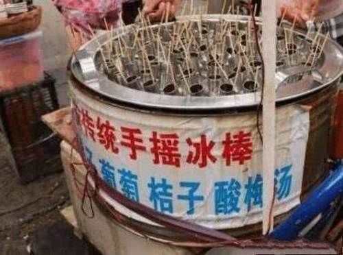 难得一见的“老式冰棍”,1根2块钱,大姐现场制作不用电全靠摇