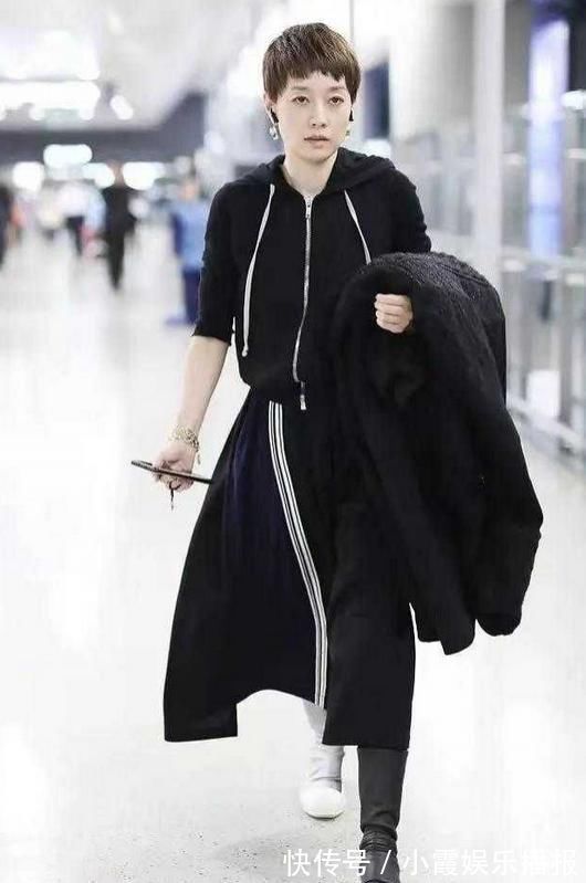 黑色|马伊琍“潮”起来不得了,卫衣配拼接裙洋气又个性,阴阳鞋更吸睛